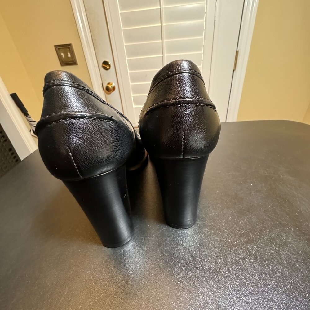 Dolce & Gabbana black pump with gold tone hardware size 39 - Picture 7 of 12